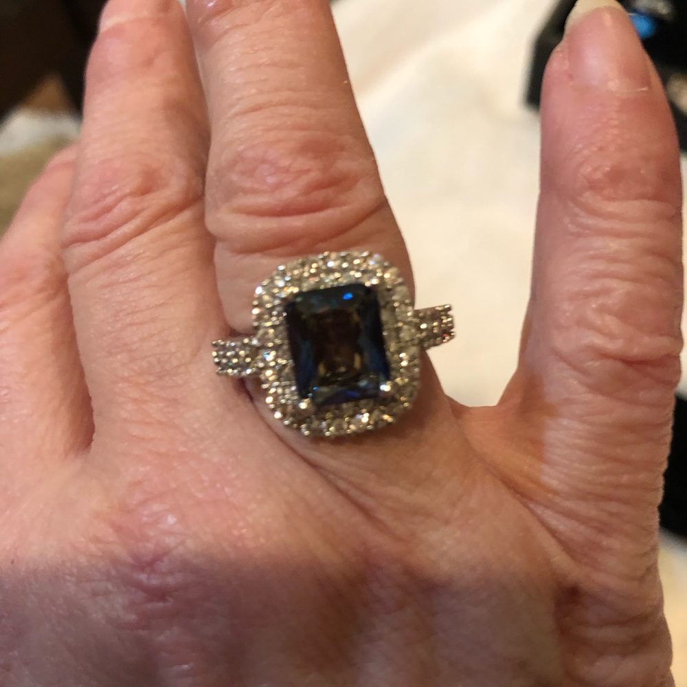 Beautiful size 7 ring with large blue center stone surrounded by faux diamonds